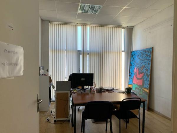 Bureaux à louer à Avignon en rez-de-chaussée avec parking privatif