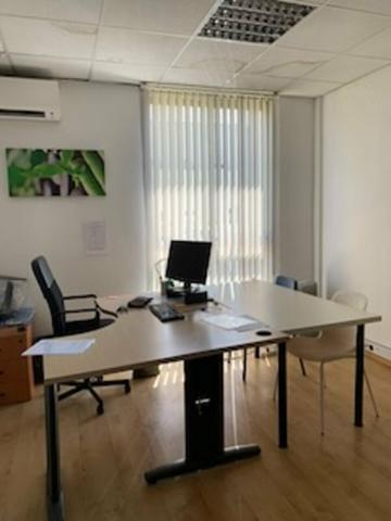 Bureaux à louer à Avignon en rez-de-chaussée avec parking privatif
