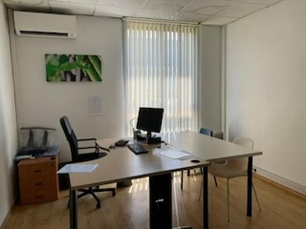 Bureaux à louer à Avignon en rez-de-chaussée avec parking privatif