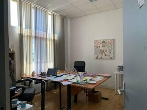 Bureaux à louer à Avignon en rez-de-chaussée avec parking privatif