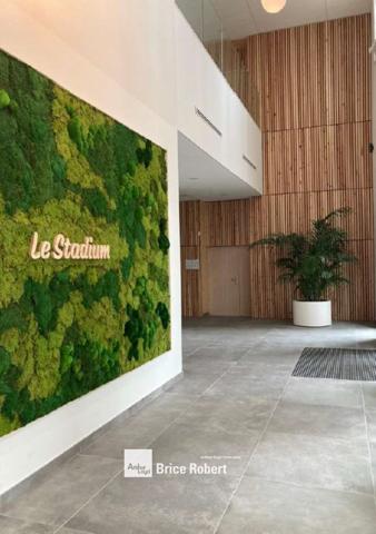 Bureaux à louer à Decines-Charpieu avec rooftop commun et accès transports
