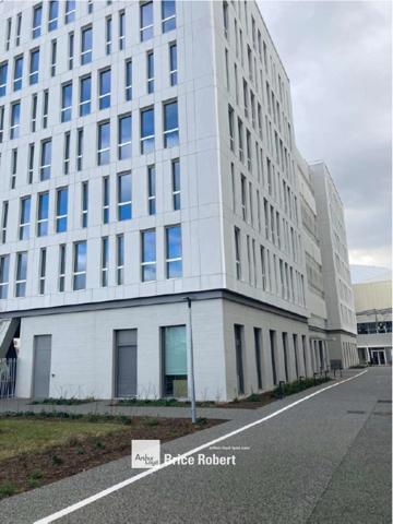 Bureaux à louer à Decines-Charpieu avec rooftop commun et accès transports