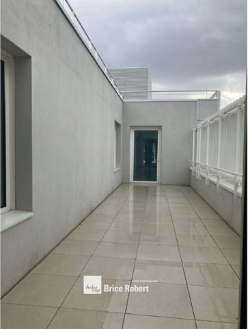 Bureaux à louer à Decines-Charpieu avec rooftop commun et accès transports
