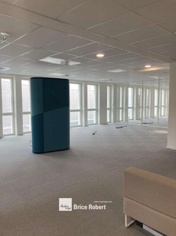 Bureaux à louer à Decines-Charpieu avec rooftop commun et accès transports
