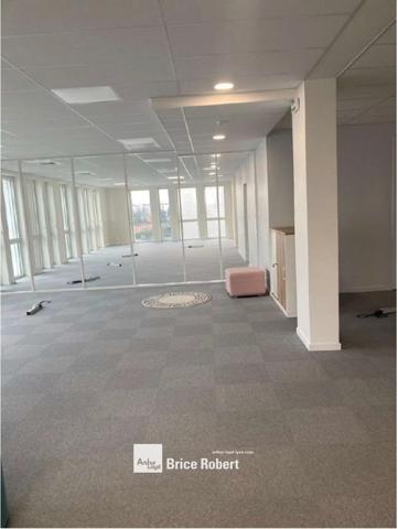 Bureaux à louer à Decines-Charpieu avec rooftop commun et accès transports