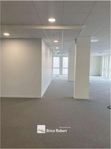 Bureaux à louer à Decines-Charpieu avec rooftop commun et accès transports