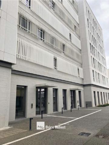 Bureaux à louer à Decines-Charpieu avec rooftop commun et accès transports