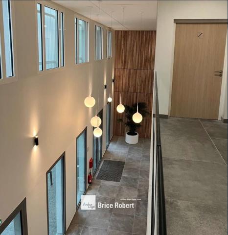 Bureaux à louer à Decines-Charpieu avec rooftop commun et accès transports