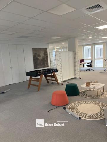 Bureaux à louer à Decines-Charpieu avec rooftop commun et accès transports