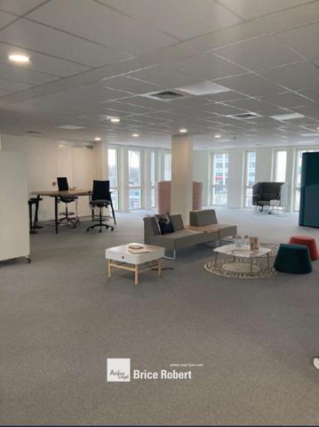 Bureaux à louer à Decines-Charpieu avec rooftop commun et accès transports