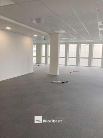 Bureaux à louer à Decines-Charpieu avec rooftop commun et accès transports