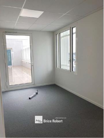 Bureaux à louer à Decines-Charpieu avec rooftop commun et accès transports