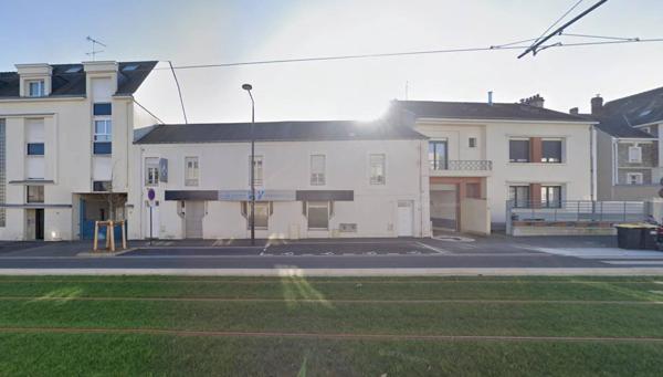 ANGERS – Au pied du tramway – Vendu libre