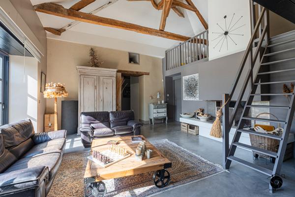 A vendre Angers secteur hôpital, maison esprit loft, plain pied, 5 chambres plus un bureau, grand séjour de plus de 55m², salon, dressing, 2 salles de bains, une salle de douche, garage, jardin paysager.