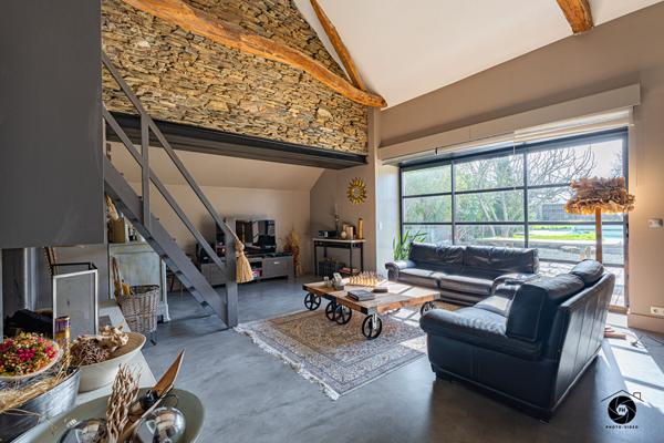 A vendre Angers secteur hôpital, maison esprit loft, plain pied, 5 chambres plus un bureau, grand séjour de plus de 55m², salon, dressing, 2 salles de bains, une salle de douche, garage, jardin paysager.