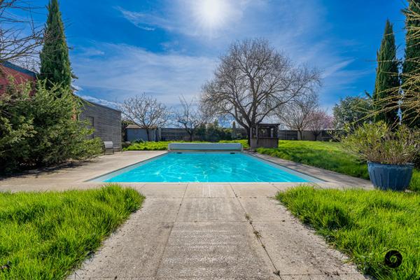 A vendre Angers secteur hôpital, maison esprit loft, plain pied, 5 chambres plus un bureau, grand séjour de plus de 55m², salon, dressing, 2 salles de bains, une salle de douche, garage, jardin paysager.