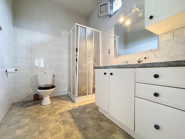 Saint-Affrique (12400) Local commercial, bureaux, et garages - Emplacement idéal !