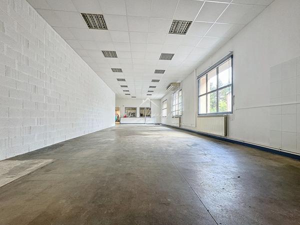 Saint-Affrique (12400) Local commercial, bureaux, et garages - Emplacement idéal !