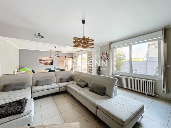 Maison de 185m² comprenant 4 chambres (possibilité 5 chambres) sur un terrain de 331m² située à MASNY VILLAGE - Terrasse - Jardin - Garage - Cave - Pas de gros travaux à prévoir - 250.000 euros