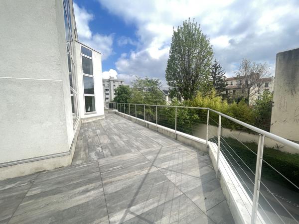 Bureaux rénovés à proximité de la Défense - Nombreux services