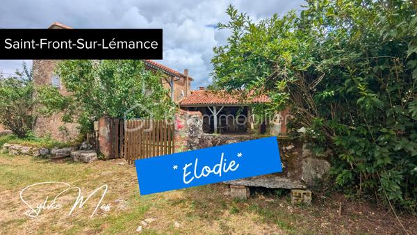 Aux portes du Périgord, un véritable havre de paix dans un hameau de campagne.
Nichée dans un environnement calme et préservé, cette charmante propriété de caractère invite à ralentir le rythme et à retrouver le plaisir des choses simples.
Dès l'arrivée, le charme opère. Une jolie cour intérieure constitue le cœur de la propriété et relie harmonieusement l'habitation, le vaste auvent et les dépendances dans une atmosphère authentique et chaleureuse.

L'habitation, d'environ 48 m² habitables, offre un cadre confortable pour une résidence principale comme pour une maison de vacances. Elle comprend une agréable pièce de vie avec cuisine ouverte, une chambre avec placard, un bureau pouvant accueillir un couchage d'appoint ainsi qu'une salle d'eau avec WC. Les menuiseries PVC double vitrage, les murs doublés et le chauffage central au fioul assurent un confort appréciable. En rez-de-jardin, une cave et la chaufferie complètent l'habitation.

Sous le superbe auvent, un ancien four à pain témoigne de l'histoire des lieux. Cet espace couvert, chargé de caractère, se prête naturellement aux repas de famille, aux soirées d'été entre amis ou à l'aménagement d'un lieu de vie convivial.

Depuis la cour, un passage mène vers le magnifique parc arboré de 5 050 m². Fruitiers, conifères majestueux et arbres matures composent un écrin de verdure exceptionnel où chaque saison offre un spectacle différent. Un cadre rare qui procure une véritable sensation d'espace et de sérénité.
La propriété dispose également d'une belle grange en pierre aux volumes généreux et au cachet préservé elle ouvre la voie à de nombreux projets : atelier d'artiste, gîte, extension de l'habitation, ou activité professionnelle.

Une importante réserve d'eau enterrée complète utilement cet ensemble plein de potentiel.

Authentique, paisible et pleine de possibilités, cette propriété séduira les amoureux de nature, de patrimoine et de lieux chargés d'histoire. Un refuge de campagne où l'on vient chercher la tranquillité... et où l'on se projette immédiatement !