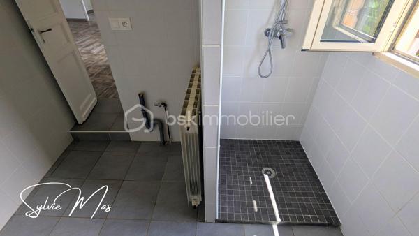 Aux portes du Périgord, un véritable havre de paix dans un hameau de campagne.
Nichée dans un environnement calme et préservé, cette charmante propriété de caractère invite à ralentir le rythme et à retrouver le plaisir des choses simples.
Dès l'arrivée, le charme opère. Une jolie cour intérieure constitue le cœur de la propriété et relie harmonieusement l'habitation, le vaste auvent et les dépendances dans une atmosphère authentique et chaleureuse.

L'habitation, d'environ 48 m² habitables, offre un cadre confortable pour une résidence principale comme pour une maison de vacances. Elle comprend une agréable pièce de vie avec cuisine ouverte, une chambre avec placard, un bureau pouvant accueillir un couchage d'appoint ainsi qu'une salle d'eau avec WC. Les menuiseries PVC double vitrage, les murs doublés et le chauffage central au fioul assurent un confort appréciable. En rez-de-jardin, une cave et la chaufferie complètent l'habitation.

Sous le superbe auvent, un ancien four à pain témoigne de l'histoire des lieux. Cet espace couvert, chargé de caractère, se prête naturellement aux repas de famille, aux soirées d'été entre amis ou à l'aménagement d'un lieu de vie convivial.

Depuis la cour, un passage mène vers le magnifique parc arboré de 5 050 m². Fruitiers, conifères majestueux et arbres matures composent un écrin de verdure exceptionnel où chaque saison offre un spectacle différent. Un cadre rare qui procure une véritable sensation d'espace et de sérénité.
La propriété dispose également d'une belle grange en pierre aux volumes généreux et au cachet préservé elle ouvre la voie à de nombreux projets : atelier d'artiste, gîte, extension de l'habitation, ou activité professionnelle.

Une importante réserve d'eau enterrée complète utilement cet ensemble plein de potentiel.

Authentique, paisible et pleine de possibilités, cette propriété séduira les amoureux de nature, de patrimoine et de lieux chargés d'histoire. Un refuge de campagne où l'on vient chercher la tranquillité... et où l'on se projette immédiatement !