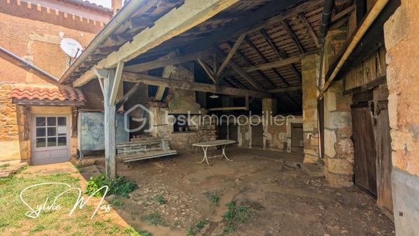 Aux portes du Périgord, un véritable havre de paix dans un hameau de campagne.
Nichée dans un environnement calme et préservé, cette charmante propriété de caractère invite à ralentir le rythme et à retrouver le plaisir des choses simples.
Dès l'arrivée, le charme opère. Une jolie cour intérieure constitue le cœur de la propriété et relie harmonieusement l'habitation, le vaste auvent et les dépendances dans une atmosphère authentique et chaleureuse.

L'habitation, d'environ 48 m² habitables, offre un cadre confortable pour une résidence principale comme pour une maison de vacances. Elle comprend une agréable pièce de vie avec cuisine ouverte, une chambre avec placard, un bureau pouvant accueillir un couchage d'appoint ainsi qu'une salle d'eau avec WC. Les menuiseries PVC double vitrage, les murs doublés et le chauffage central au fioul assurent un confort appréciable. En rez-de-jardin, une cave et la chaufferie complètent l'habitation.

Sous le superbe auvent, un ancien four à pain témoigne de l'histoire des lieux. Cet espace couvert, chargé de caractère, se prête naturellement aux repas de famille, aux soirées d'été entre amis ou à l'aménagement d'un lieu de vie convivial.

Depuis la cour, un passage mène vers le magnifique parc arboré de 5 050 m². Fruitiers, conifères majestueux et arbres matures composent un écrin de verdure exceptionnel où chaque saison offre un spectacle différent. Un cadre rare qui procure une véritable sensation d'espace et de sérénité.
La propriété dispose également d'une belle grange en pierre aux volumes généreux et au cachet préservé elle ouvre la voie à de nombreux projets : atelier d'artiste, gîte, extension de l'habitation, ou activité professionnelle.

Une importante réserve d'eau enterrée complète utilement cet ensemble plein de potentiel.

Authentique, paisible et pleine de possibilités, cette propriété séduira les amoureux de nature, de patrimoine et de lieux chargés d'histoire. Un refuge de campagne où l'on vient chercher la tranquillité... et où l'on se projette immédiatement !