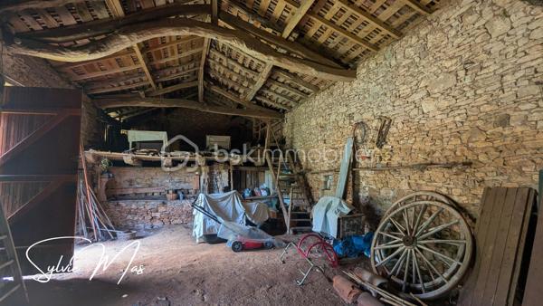 Aux portes du Périgord, un véritable havre de paix dans un hameau de campagne.
Nichée dans un environnement calme et préservé, cette charmante propriété de caractère invite à ralentir le rythme et à retrouver le plaisir des choses simples.
Dès l'arrivée, le charme opère. Une jolie cour intérieure constitue le cœur de la propriété et relie harmonieusement l'habitation, le vaste auvent et les dépendances dans une atmosphère authentique et chaleureuse.

L'habitation, d'environ 48 m² habitables, offre un cadre confortable pour une résidence principale comme pour une maison de vacances. Elle comprend une agréable pièce de vie avec cuisine ouverte, une chambre avec placard, un bureau pouvant accueillir un couchage d'appoint ainsi qu'une salle d'eau avec WC. Les menuiseries PVC double vitrage, les murs doublés et le chauffage central au fioul assurent un confort appréciable. En rez-de-jardin, une cave et la chaufferie complètent l'habitation.

Sous le superbe auvent, un ancien four à pain témoigne de l'histoire des lieux. Cet espace couvert, chargé de caractère, se prête naturellement aux repas de famille, aux soirées d'été entre amis ou à l'aménagement d'un lieu de vie convivial.

Depuis la cour, un passage mène vers le magnifique parc arboré de 5 050 m². Fruitiers, conifères majestueux et arbres matures composent un écrin de verdure exceptionnel où chaque saison offre un spectacle différent. Un cadre rare qui procure une véritable sensation d'espace et de sérénité.
La propriété dispose également d'une belle grange en pierre aux volumes généreux et au cachet préservé elle ouvre la voie à de nombreux projets : atelier d'artiste, gîte, extension de l'habitation, ou activité professionnelle.

Une importante réserve d'eau enterrée complète utilement cet ensemble plein de potentiel.

Authentique, paisible et pleine de possibilités, cette propriété séduira les amoureux de nature, de patrimoine et de lieux chargés d'histoire. Un refuge de campagne où l'on vient chercher la tranquillité... et où l'on se projette immédiatement !