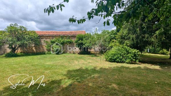 Aux portes du Périgord, un véritable havre de paix dans un hameau de campagne.
Nichée dans un environnement calme et préservé, cette charmante propriété de caractère invite à ralentir le rythme et à retrouver le plaisir des choses simples.
Dès l'arrivée, le charme opère. Une jolie cour intérieure constitue le cœur de la propriété et relie harmonieusement l'habitation, le vaste auvent et les dépendances dans une atmosphère authentique et chaleureuse.

L'habitation, d'environ 48 m² habitables, offre un cadre confortable pour une résidence principale comme pour une maison de vacances. Elle comprend une agréable pièce de vie avec cuisine ouverte, une chambre avec placard, un bureau pouvant accueillir un couchage d'appoint ainsi qu'une salle d'eau avec WC. Les menuiseries PVC double vitrage, les murs doublés et le chauffage central au fioul assurent un confort appréciable. En rez-de-jardin, une cave et la chaufferie complètent l'habitation.

Sous le superbe auvent, un ancien four à pain témoigne de l'histoire des lieux. Cet espace couvert, chargé de caractère, se prête naturellement aux repas de famille, aux soirées d'été entre amis ou à l'aménagement d'un lieu de vie convivial.

Depuis la cour, un passage mène vers le magnifique parc arboré de 5 050 m². Fruitiers, conifères majestueux et arbres matures composent un écrin de verdure exceptionnel où chaque saison offre un spectacle différent. Un cadre rare qui procure une véritable sensation d'espace et de sérénité.
La propriété dispose également d'une belle grange en pierre aux volumes généreux et au cachet préservé elle ouvre la voie à de nombreux projets : atelier d'artiste, gîte, extension de l'habitation, ou activité professionnelle.

Une importante réserve d'eau enterrée complète utilement cet ensemble plein de potentiel.

Authentique, paisible et pleine de possibilités, cette propriété séduira les amoureux de nature, de patrimoine et de lieux chargés d'histoire. Un refuge de campagne où l'on vient chercher la tranquillité... et où l'on se projette immédiatement !