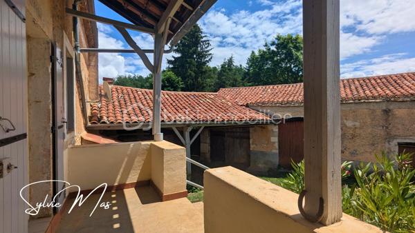 Aux portes du Périgord, un véritable havre de paix dans un hameau de campagne.
Nichée dans un environnement calme et préservé, cette charmante propriété de caractère invite à ralentir le rythme et à retrouver le plaisir des choses simples.
Dès l'arrivée, le charme opère. Une jolie cour intérieure constitue le cœur de la propriété et relie harmonieusement l'habitation, le vaste auvent et les dépendances dans une atmosphère authentique et chaleureuse.

L'habitation, d'environ 48 m² habitables, offre un cadre confortable pour une résidence principale comme pour une maison de vacances. Elle comprend une agréable pièce de vie avec cuisine ouverte, une chambre avec placard, un bureau pouvant accueillir un couchage d'appoint ainsi qu'une salle d'eau avec WC. Les menuiseries PVC double vitrage, les murs doublés et le chauffage central au fioul assurent un confort appréciable. En rez-de-jardin, une cave et la chaufferie complètent l'habitation.

Sous le superbe auvent, un ancien four à pain témoigne de l'histoire des lieux. Cet espace couvert, chargé de caractère, se prête naturellement aux repas de famille, aux soirées d'été entre amis ou à l'aménagement d'un lieu de vie convivial.

Depuis la cour, un passage mène vers le magnifique parc arboré de 5 050 m². Fruitiers, conifères majestueux et arbres matures composent un écrin de verdure exceptionnel où chaque saison offre un spectacle différent. Un cadre rare qui procure une véritable sensation d'espace et de sérénité.
La propriété dispose également d'une belle grange en pierre aux volumes généreux et au cachet préservé elle ouvre la voie à de nombreux projets : atelier d'artiste, gîte, extension de l'habitation, ou activité professionnelle.

Une importante réserve d'eau enterrée complète utilement cet ensemble plein de potentiel.

Authentique, paisible et pleine de possibilités, cette propriété séduira les amoureux de nature, de patrimoine et de lieux chargés d'histoire. Un refuge de campagne où l'on vient chercher la tranquillité... et où l'on se projette immédiatement !