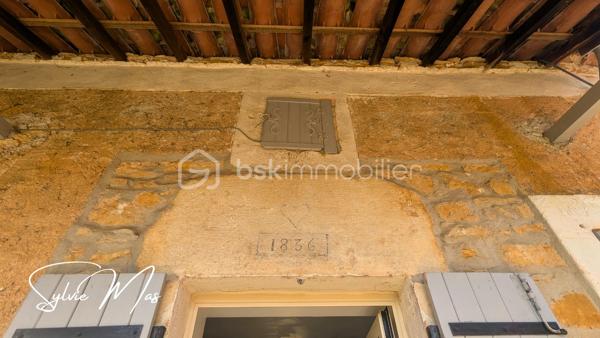 Aux portes du Périgord, un véritable havre de paix dans un hameau de campagne.
Nichée dans un environnement calme et préservé, cette charmante propriété de caractère invite à ralentir le rythme et à retrouver le plaisir des choses simples.
Dès l'arrivée, le charme opère. Une jolie cour intérieure constitue le cœur de la propriété et relie harmonieusement l'habitation, le vaste auvent et les dépendances dans une atmosphère authentique et chaleureuse.

L'habitation, d'environ 48 m² habitables, offre un cadre confortable pour une résidence principale comme pour une maison de vacances. Elle comprend une agréable pièce de vie avec cuisine ouverte, une chambre avec placard, un bureau pouvant accueillir un couchage d'appoint ainsi qu'une salle d'eau avec WC. Les menuiseries PVC double vitrage, les murs doublés et le chauffage central au fioul assurent un confort appréciable. En rez-de-jardin, une cave et la chaufferie complètent l'habitation.

Sous le superbe auvent, un ancien four à pain témoigne de l'histoire des lieux. Cet espace couvert, chargé de caractère, se prête naturellement aux repas de famille, aux soirées d'été entre amis ou à l'aménagement d'un lieu de vie convivial.

Depuis la cour, un passage mène vers le magnifique parc arboré de 5 050 m². Fruitiers, conifères majestueux et arbres matures composent un écrin de verdure exceptionnel où chaque saison offre un spectacle différent. Un cadre rare qui procure une véritable sensation d'espace et de sérénité.
La propriété dispose également d'une belle grange en pierre aux volumes généreux et au cachet préservé elle ouvre la voie à de nombreux projets : atelier d'artiste, gîte, extension de l'habitation, ou activité professionnelle.

Une importante réserve d'eau enterrée complète utilement cet ensemble plein de potentiel.

Authentique, paisible et pleine de possibilités, cette propriété séduira les amoureux de nature, de patrimoine et de lieux chargés d'histoire. Un refuge de campagne où l'on vient chercher la tranquillité... et où l'on se projette immédiatement !