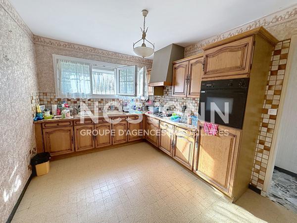 Maison de plain-pied avec véranda, garage et terrain de plus de 500 m² Saint-Martin-de-Crau centre