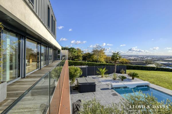 NANTES — VILLA D'ARCHITECTE : PANORAMA UNIQUE ET CONFORT SOLAIRE À 15 MIN DU CENTRE