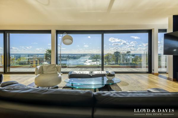 NANTES — VILLA D'ARCHITECTE : PANORAMA UNIQUE ET CONFORT SOLAIRE À 15 MIN DU CENTRE