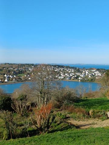 Plougasnou (29630) Plougasnou Primel, maison vue mer avec double garage et bureau professionnel.
