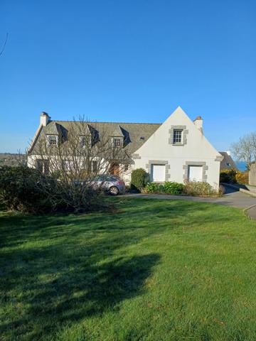 Plougasnou (29630) Plougasnou Primel, maison vue mer avec double garage et bureau professionnel.