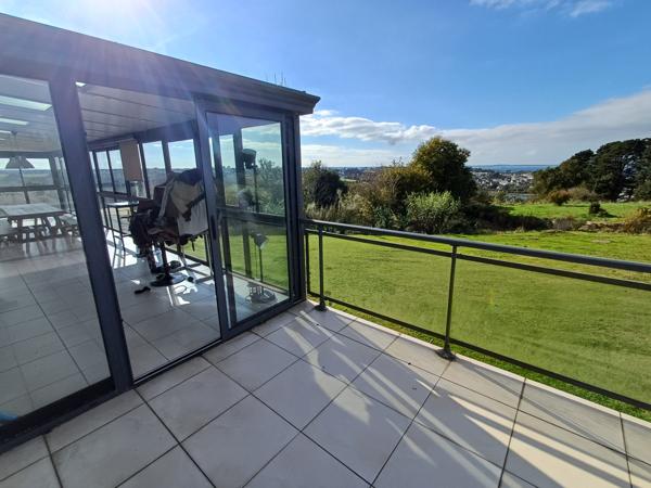 Plougasnou (29630) Plougasnou Primel, maison vue mer avec double garage et bureau professionnel.