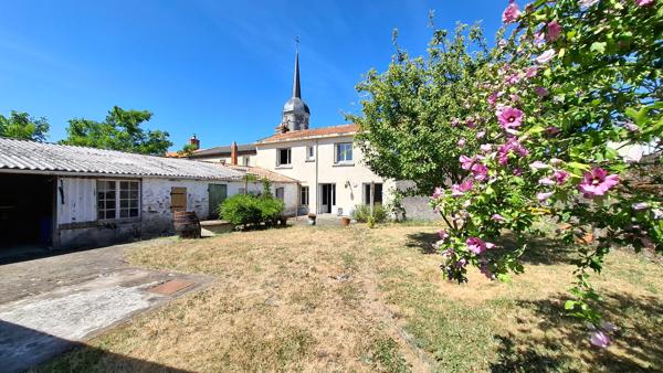 GRANDE MAISON FAMILIALE, 4 CHAMBRES, GARAGE ET DÉPENDANCES.