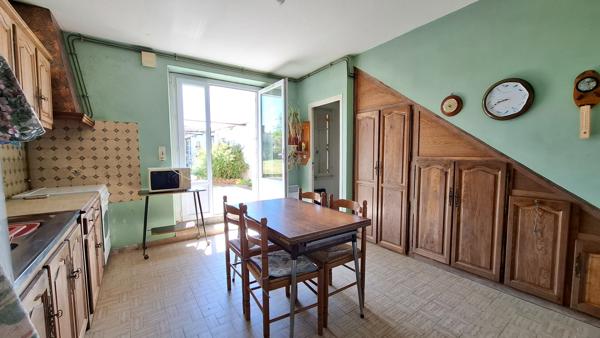 GRANDE MAISON FAMILIALE, 4 CHAMBRES, GARAGE ET DÉPENDANCES.