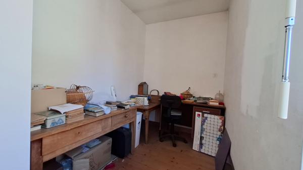 GRANDE MAISON FAMILIALE, 4 CHAMBRES, GARAGE ET DÉPENDANCES.