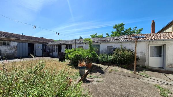 GRANDE MAISON FAMILIALE, 4 CHAMBRES, GARAGE ET DÉPENDANCES.