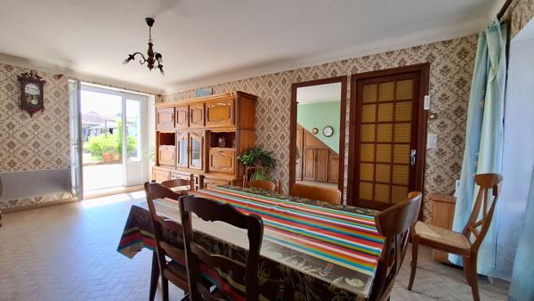 GRANDE MAISON FAMILIALE, 4 CHAMBRES, GARAGE ET DÉPENDANCES.