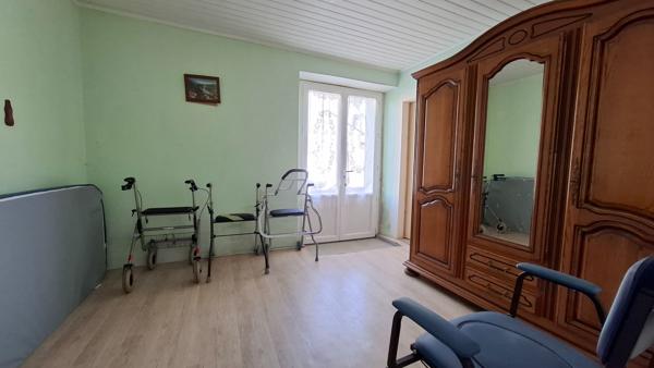 GRANDE MAISON FAMILIALE, 4 CHAMBRES, GARAGE ET DÉPENDANCES.