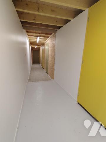 immeuble comprenant une maison d'habitation louée et box de stockage