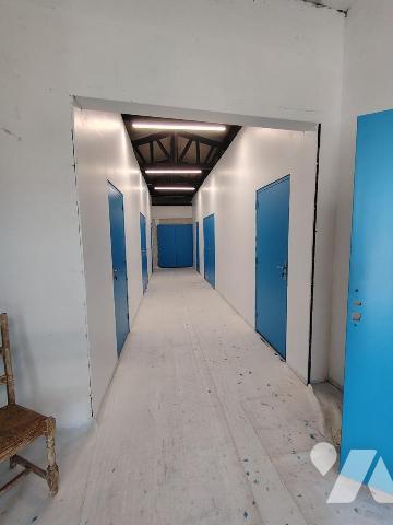 immeuble comprenant une maison d'habitation louée et box de stockage