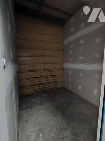 immeuble comprenant une maison d'habitation louée et box de stockage