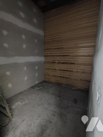 immeuble comprenant une maison d'habitation louée et box de stockage