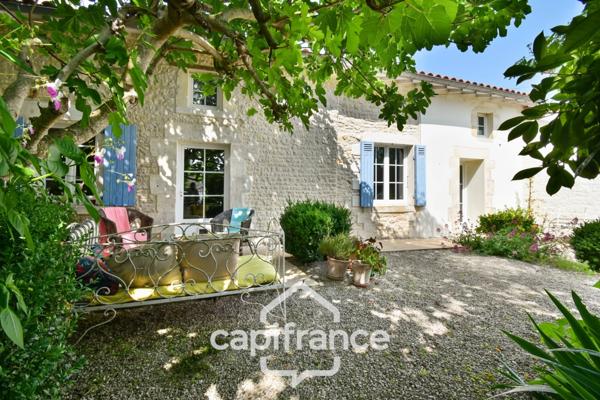 Maison charentaise rénovée à vendre 6 pièces COURCELLES (17), proche commerces, d'une superficie de 149m² avec atelier et jardin