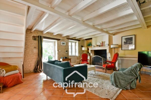 Maison charentaise rénovée à vendre 6 pièces COURCELLES (17), proche commerces, d'une superficie de 149m² avec atelier et jardin
