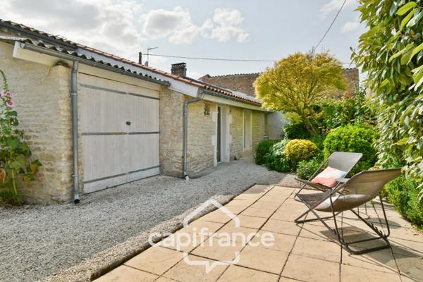 Maison charentaise rénovée à vendre 6 pièces COURCELLES (17), proche commerces, d'une superficie de 149m² avec atelier et jardin